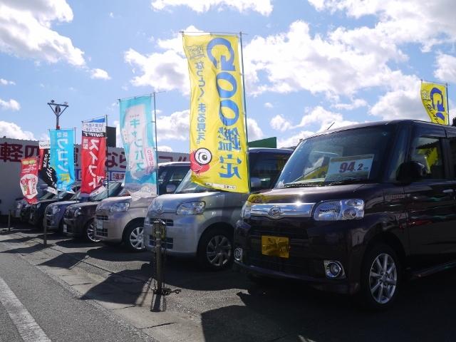 店舗後ろ側にも特選中古車が勢揃い♪