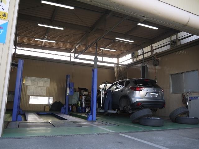 整備スペースでは車検はもちろん、修理・点検などの作業も行っております。