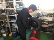 タイヤの重心をあわせるバランサー。この作業もタイヤ作業では重要な作業です。