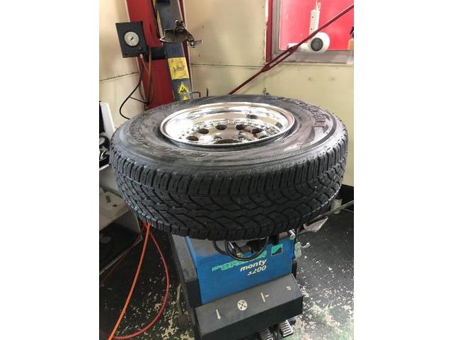 スズキ　ジムニー　タイヤパンク　タイヤ交換