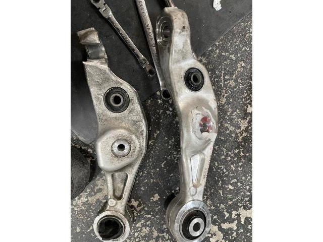 レクサスLS ロアーアーム交換