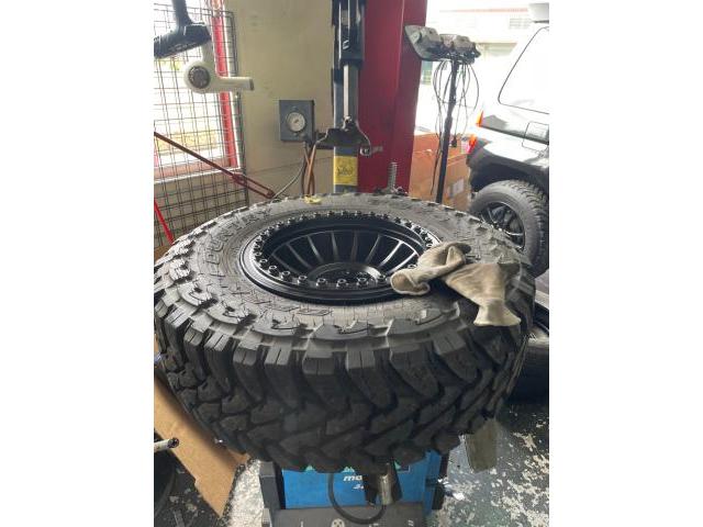 三菱　デリカ　リフトアップ車　タイヤ交換