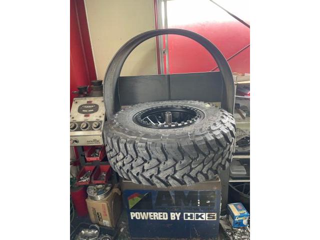 三菱　デリカ　リフトアップ車　タイヤ交換