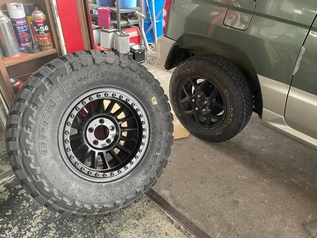 三菱　デリカ　リフトアップ車　タイヤ交換