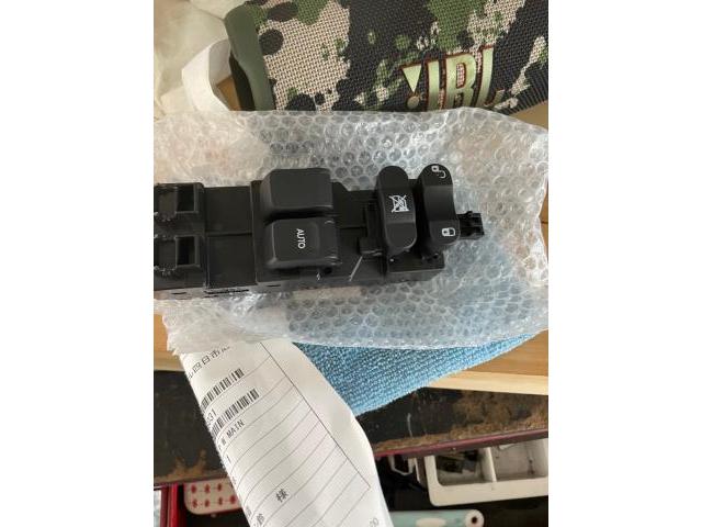 スバル r1 窓ガラスが上がらない パワーウィンドウスイッチ交換 スバル r1 窓ガラスが上がらない パワーウィンドウスイッチ交換