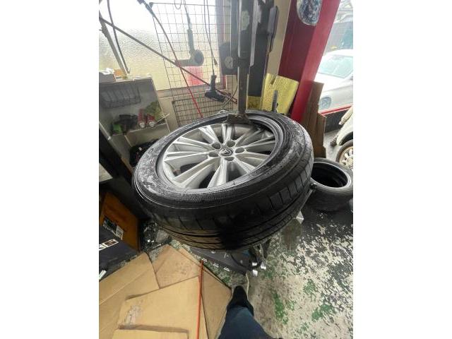 トヨタ　アルファード　タイヤ交換
