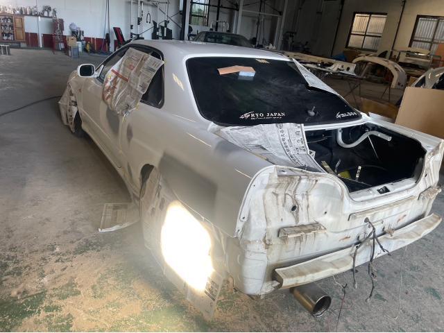 日産　スカイライン　前塗装　GTRブルー　　カーボンクリア塗装　フロントリップ取り付け　キズ修復　