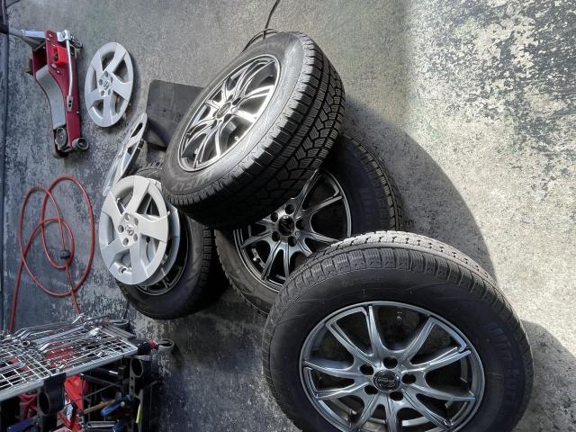 トヨタ　プリウス　ホイール・タイヤ交換　オイル交換。　エレメント交換