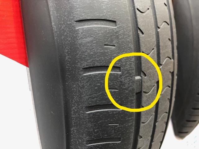 タイヤ　溝　スリップサイン　雨降り