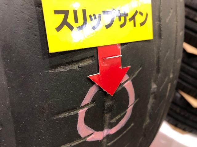 タイヤ　溝　スリップサイン　雨降り