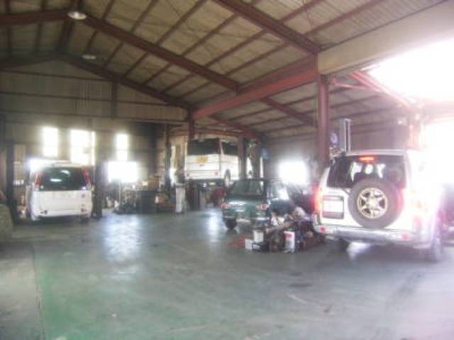 整備場の風景です☆車検以外にも、点検・整備なども格安にて承ります！！