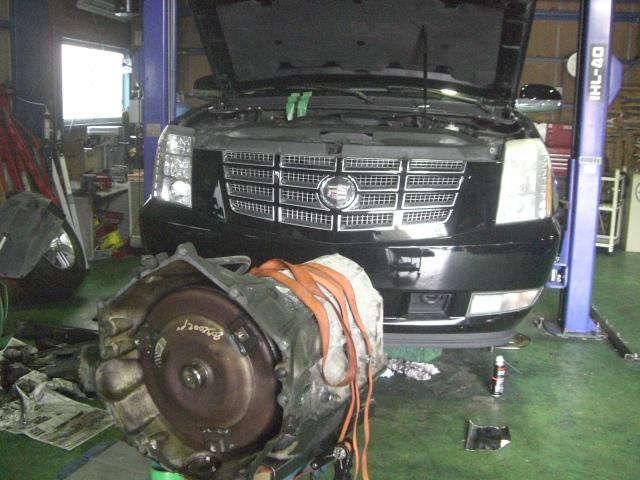 キャデラックエスカレードのオイル漏れ修理を行いました！