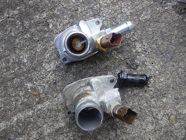 フィアット　５００　冷却水漏れ　サーモスタット交換