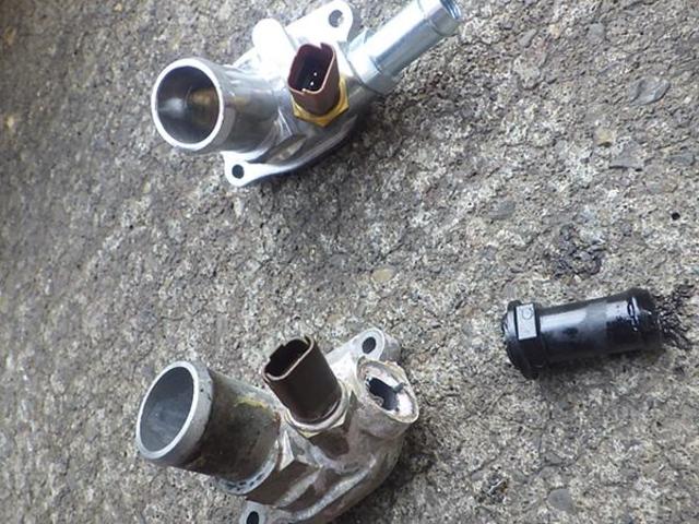 フィアット　５００　冷却水漏れ　サーモスタット交換