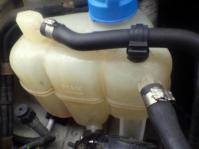 フィアット　パンダ　冷却水漏れ　サーモスタット交換