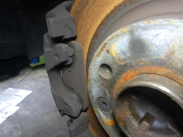 ルノー　トゥインゴ　F.ブレーキパッド交換
