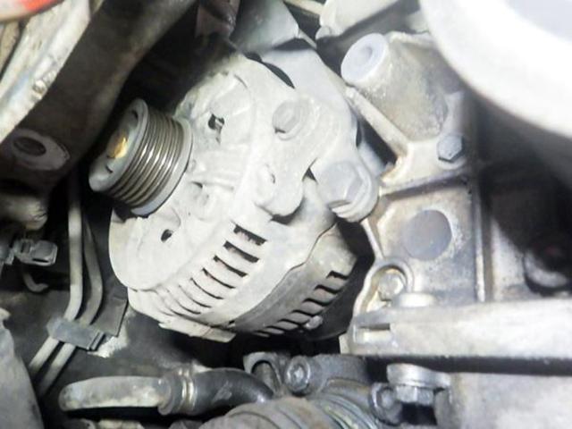 アルファロメオ　アルファ１５６　バッテリーチャージランプ点灯　オルタネーター交換