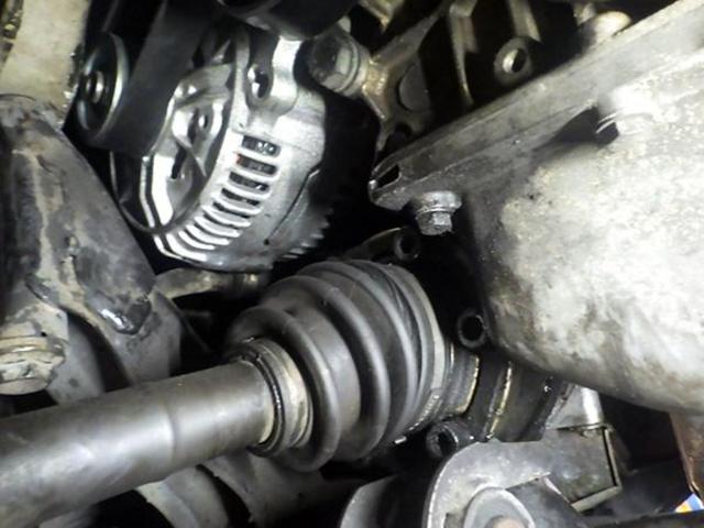 アルファロメオ　アルファ１５６　バッテリーチャージランプ点灯　オルタネーター交換