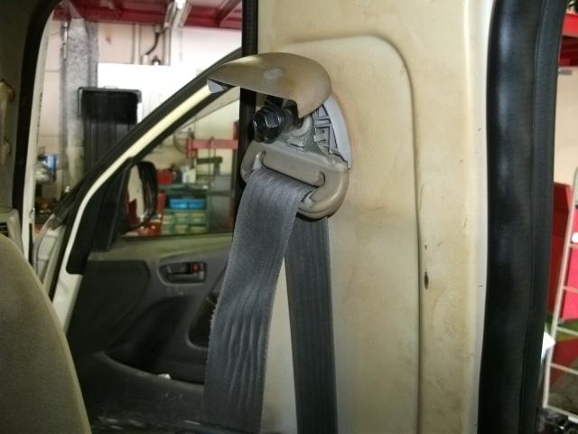 ハイエース シートベルト交換