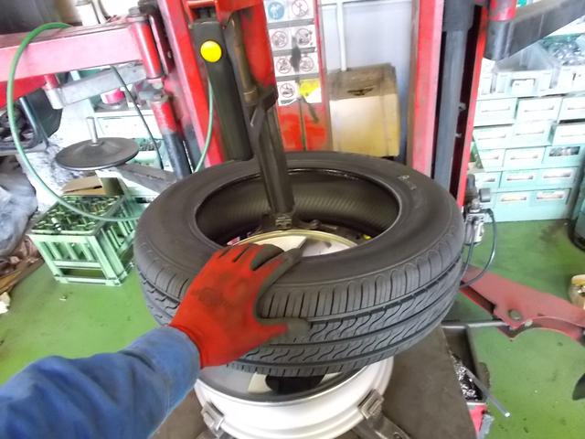 モコの車検にて、タイヤとドライブシャフトブーツの交換を行いました。