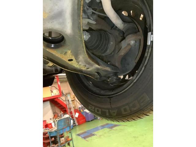 ホンダ　フィット　縁石に乗り上げてから異音がしてハンドルが真っ直ぐじゃないから見て欲しいと依頼　津島市　愛西市　稲沢市　あま市