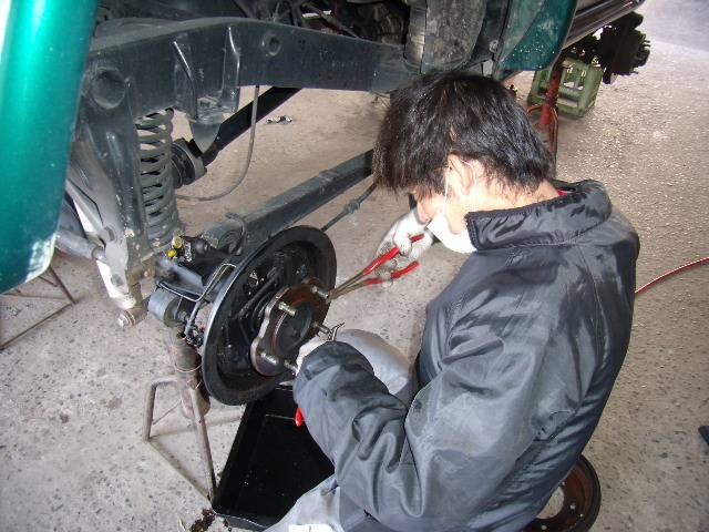 ブレーキパッドです、車を安全に動かすためには非常に重要なところとなります。