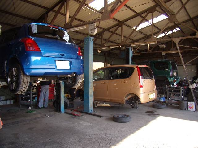 広々とした工場です。車検にパーツの取り付けなど、さまざまなお客様に対応して下ります。
