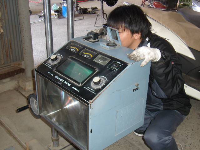 ライトの光の軸がしっかりと前方を捉えているかを調べる機械です。車検の点検項目にもなっているんですよ。
