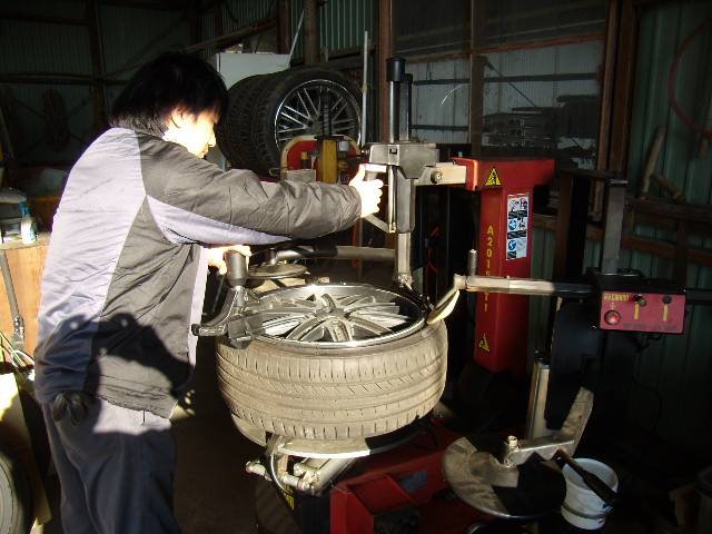 タイヤをホイールに取り付ける作業です。新しいタイヤを購入された場合などぜひお越しください。