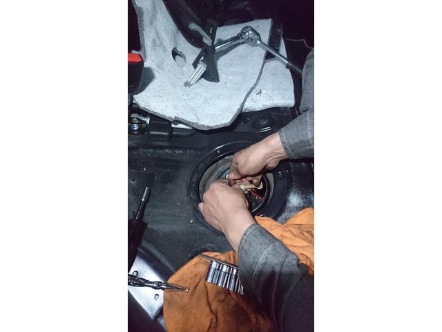 メルセデス・ベンツC200 燃料ポンプ、燃料フィルター交換作業｜グーネットピット