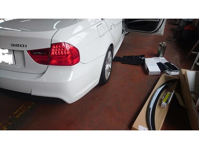 BMW320i お持ち込み用品（リアスポイラー、ペダルパッド、フロントグリル、センター）等取替作業ご依頼編