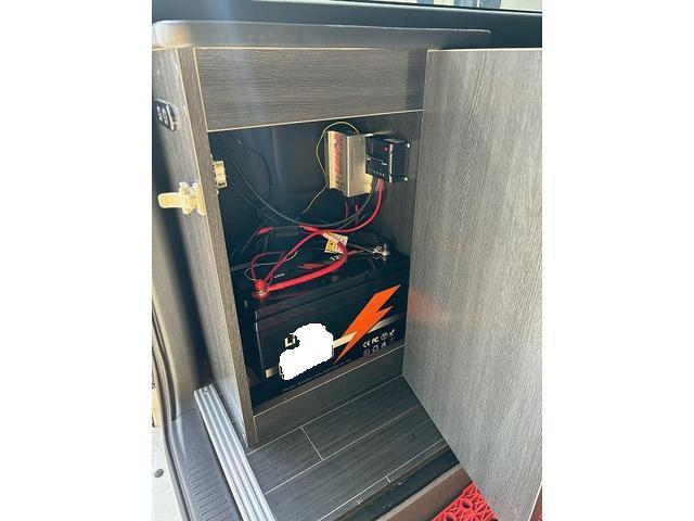 ハイエースバン　キャンピングカー部品取り付け