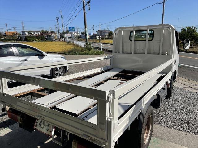 日野　デュトロ　荷台板金とコンパネ張替え