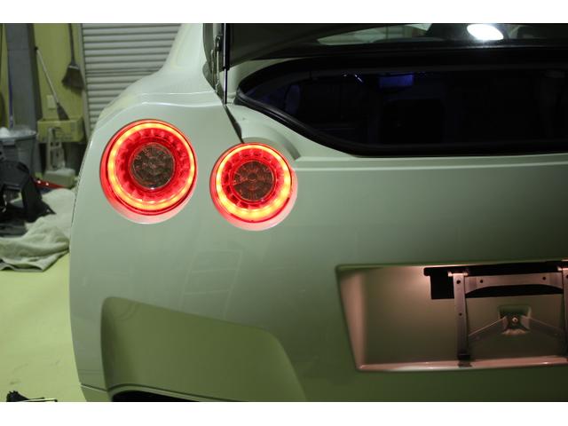 35GT-R テールランプ脱着　交換valenti製