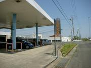 Ｒ２３号線沿いの角地でアクセス良好です。入り口は低車高でも入りやすいフラット！電光看板が目印です