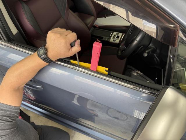 スバル　レヴォーグ　板金・外装補修　デントリペア　愛知県清須市