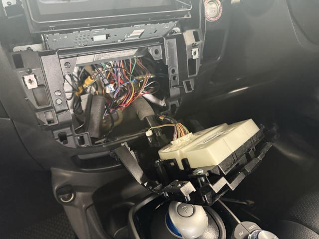 日産　ノート　電装系修理　ウーハー取り外し　愛知県　清須市