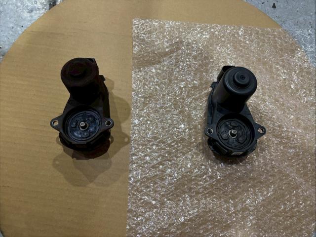 電動パーキングブレーキアクチュエータ交換　メルセデス・ベンツ　ＣＬＳクラス　電装系修理