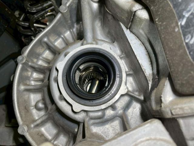 マツダ　アテンザワゴン　足回り整備　ドライブシャフト交換