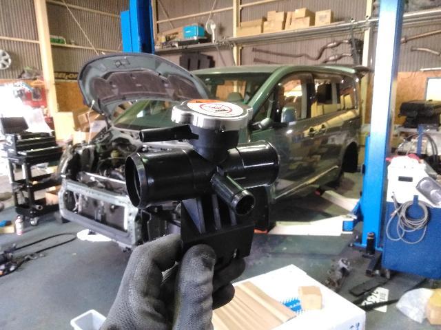 三菱　デリカ　D5　ラジエーター、ラジエーターキャップハウジング、電動ファンモーター交換修理