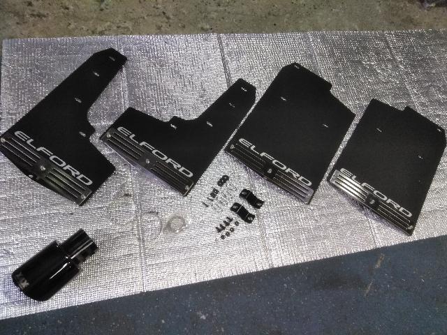 三菱　デリカ D5　カスタム　修理　マッドフラップ　マフラーカッター取り付け