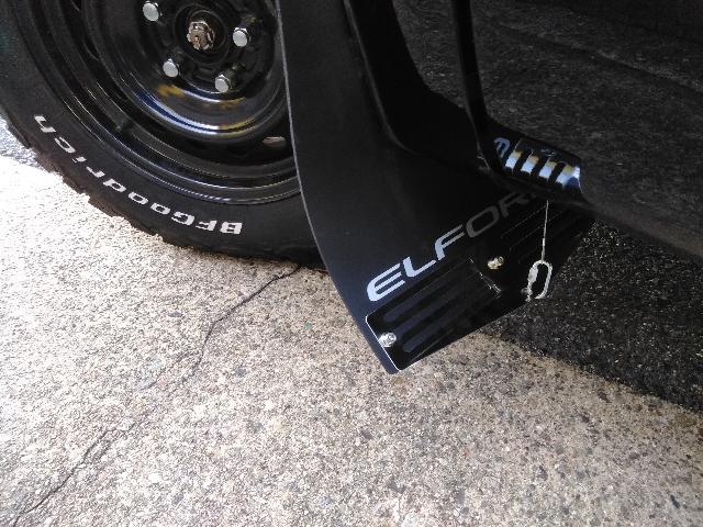 三菱　デリカ D5　カスタム　修理　マッドフラップ　マフラーカッター取り付け