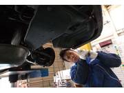 バンパーのキズチェックしてます。