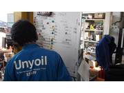 車検の項目はみんなで共有！スピード勝負のときはみんなで１台を点検します。