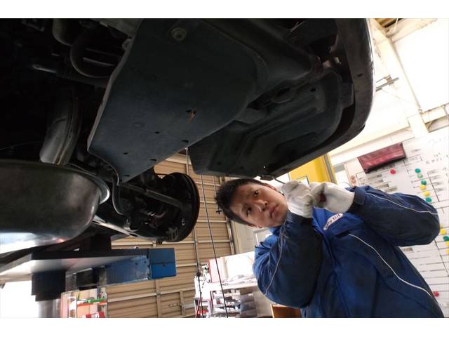 バンパーのキズチェックしてます。