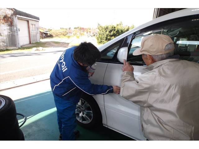 お客様とキズの確認です。幸い小さなキズでしたので、コンパウンドで対応できました。