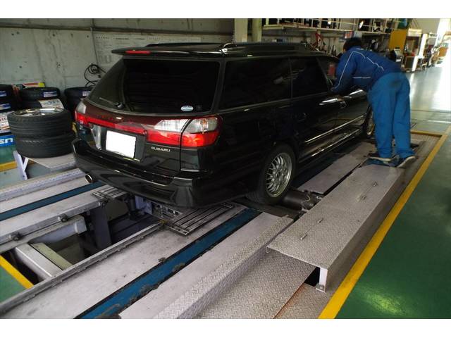 アライメントテスター完備。タイヤの軌道軸の調整も行えます。