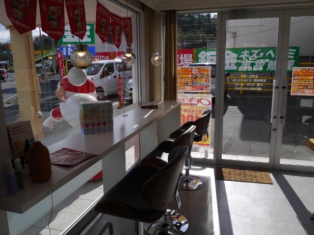 新装開店の店内は明るくキレイな空間を心がけております。