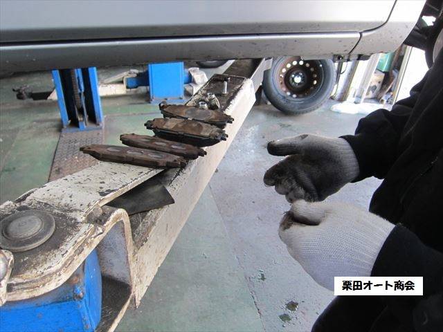 手前が古いブレーキパッドです。意外と磨り減ってるんですよ。。