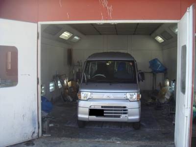 鈑金塗装専用ブース完備!